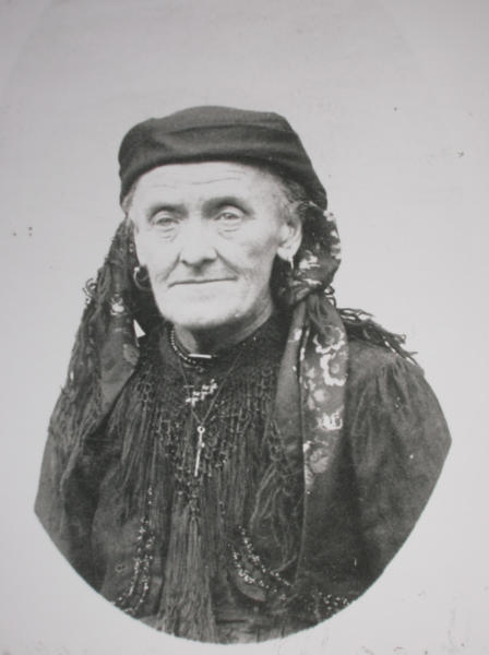 Ritratto di donna in abito tradizionale